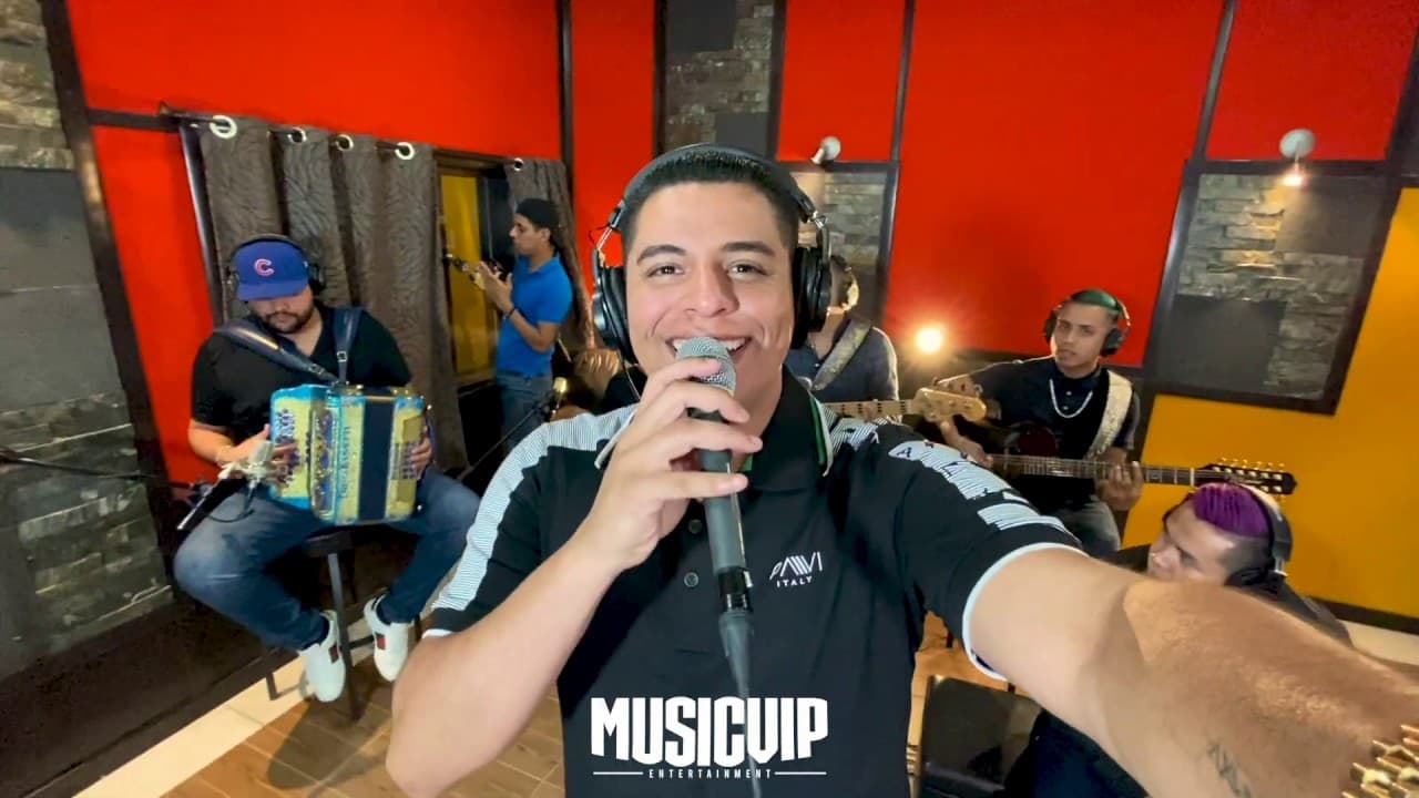 Grupo Firme grabó un tema para celebrar a la mamás en su día.