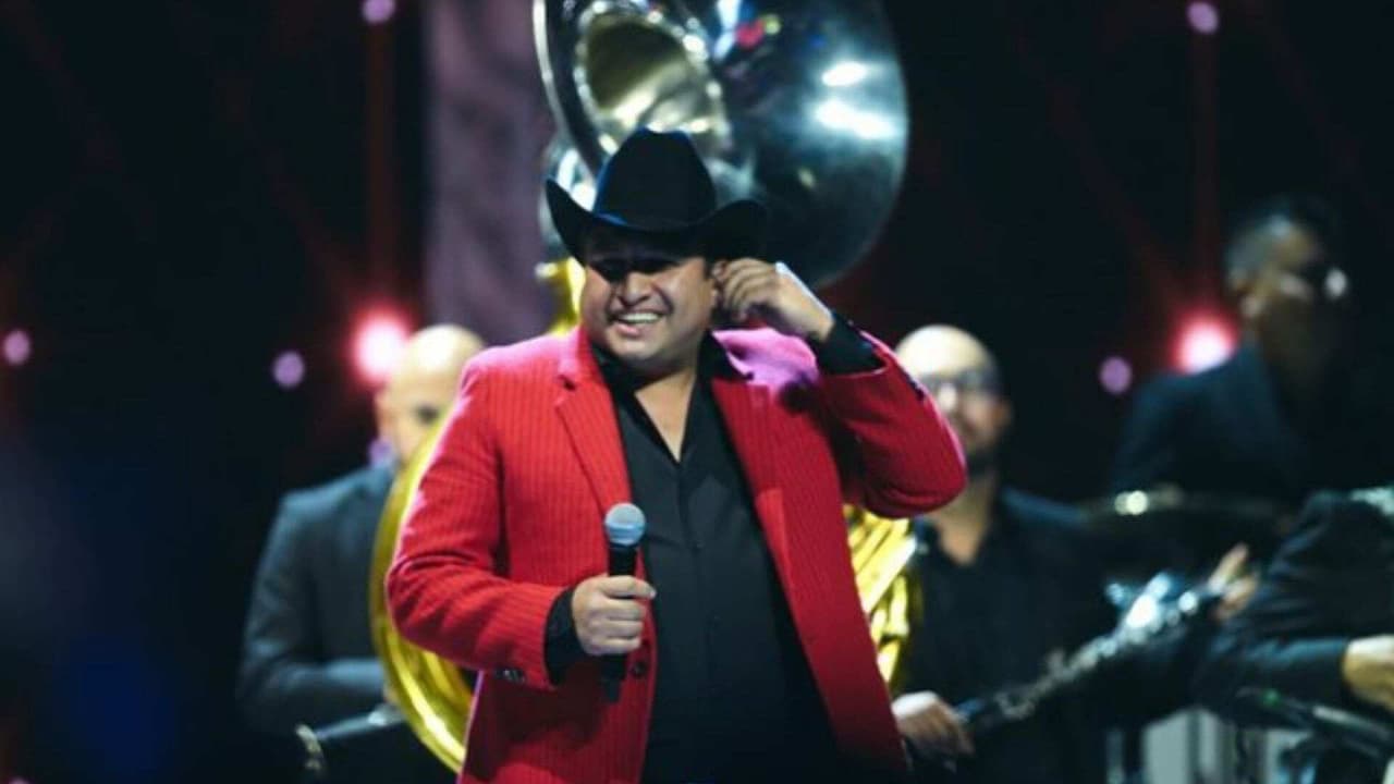 Julión Álvarez presume su lujosa colección de autos clásicos