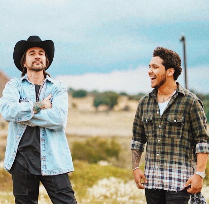 Juanes es otra de las figuras de la música que no se quedó con las ganas de trabajar con el nacido en Caborca, Sonora, y lo hizo en el tema y video de "Tequila".