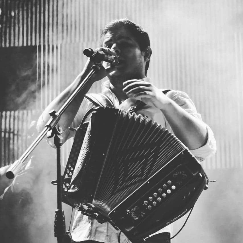 Alfredo Olivas en concierto