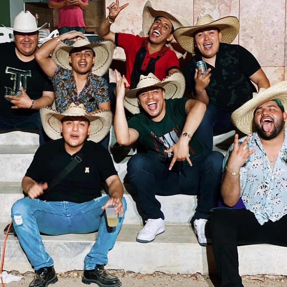 El uso de las redes sociales por parte de los integrantes de Grupo Firme es constante, comparten mucho de lo que viven en su día a día con sus seguidores y, ¿a qué fan no le gusta saber qué está haciendo su cantante favorito?
