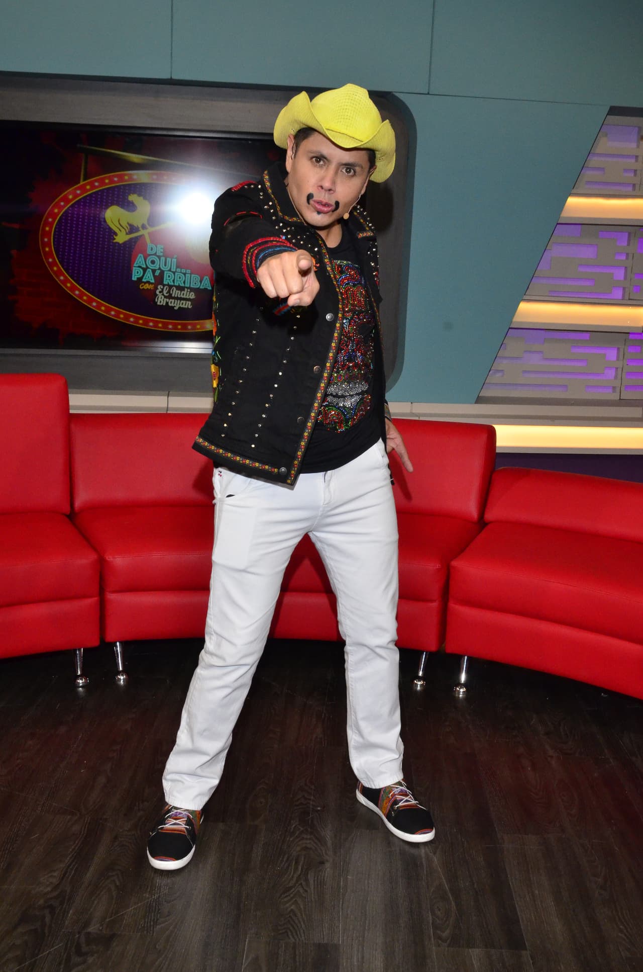 El nuevo programa de BANDAMAX, "De Aquí... Pa'rriba", es conducido por El Indio Brayan, interpretado por el actor Hugo Alcantara.