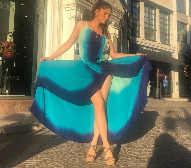 ¡La traiciona el vestido! Ana Bárbara enseñó la entrepierna