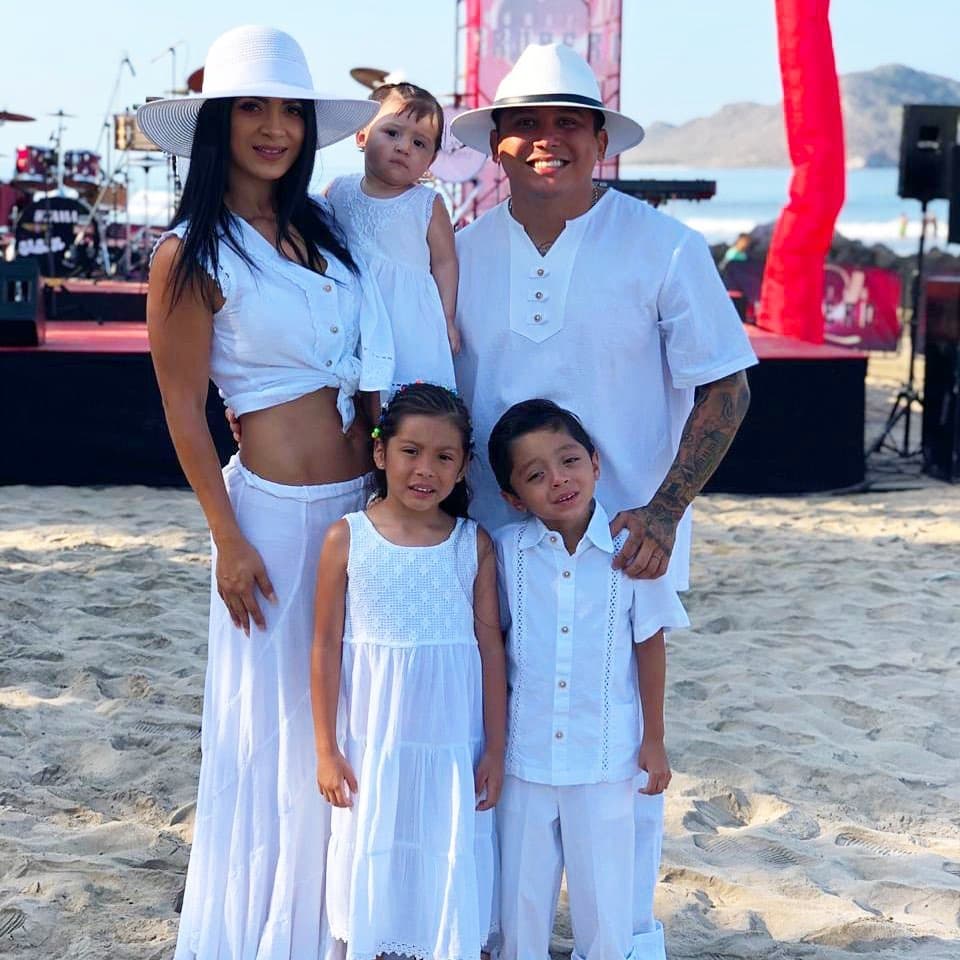 La familia Luna Flores acudió a un evento en Mazatlán, México, usando prendas blancas.