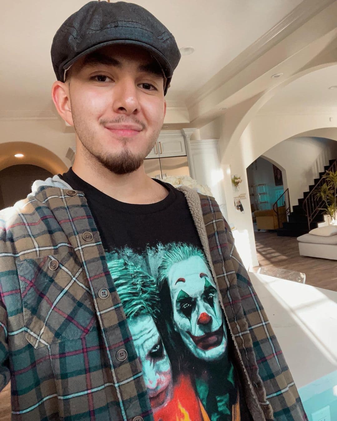 Johnny López, de 20 años, fue quien ordenó la revisión de los estados financieros de Jenni Rivera Enterprises.