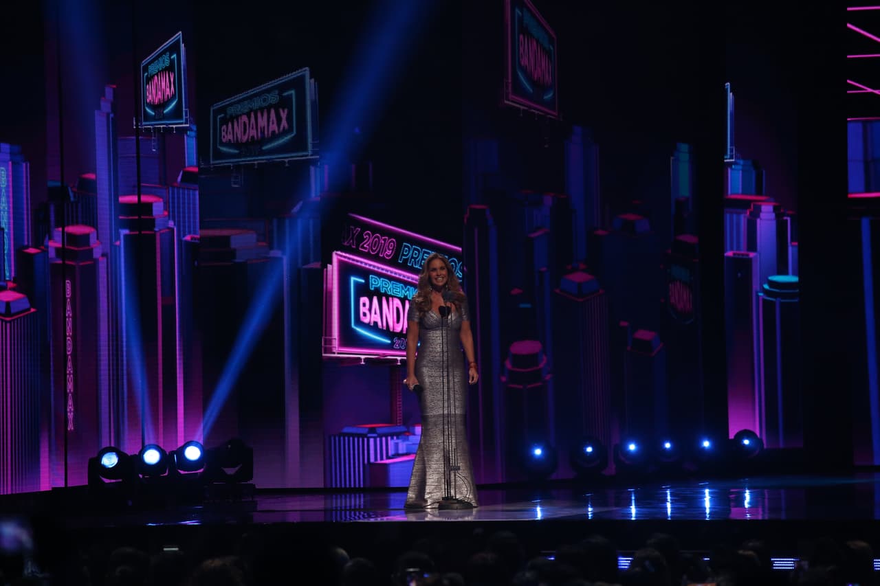 Lucero brilló con su actuación en los Premios Bandamax 2019