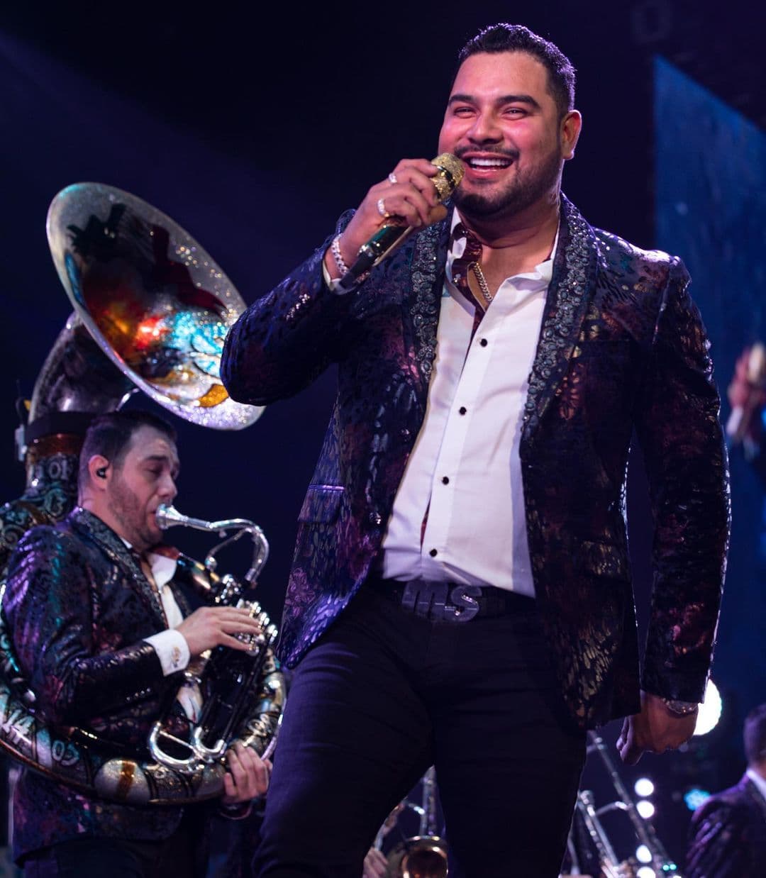 "Esta canción, al igual que la canción 'Sólo Con Verte', mi esposa estaba embarazada y me acuerdo yo que cuando me dieron esa rola, es de Horacio Palencia, la empecé a estudiar, cuando la estaba grabando me dijeron, 'sabes qué, estoy embarazada', ¿neta?, no manches, cómo crees. Era mi primer hijo, Alan, y a los dos o tres días me metí a grabar la rola y toda la canción me la pasé pensando en mi hijo", contó Alan en un video publicado en las redes sociales de Banda MS.