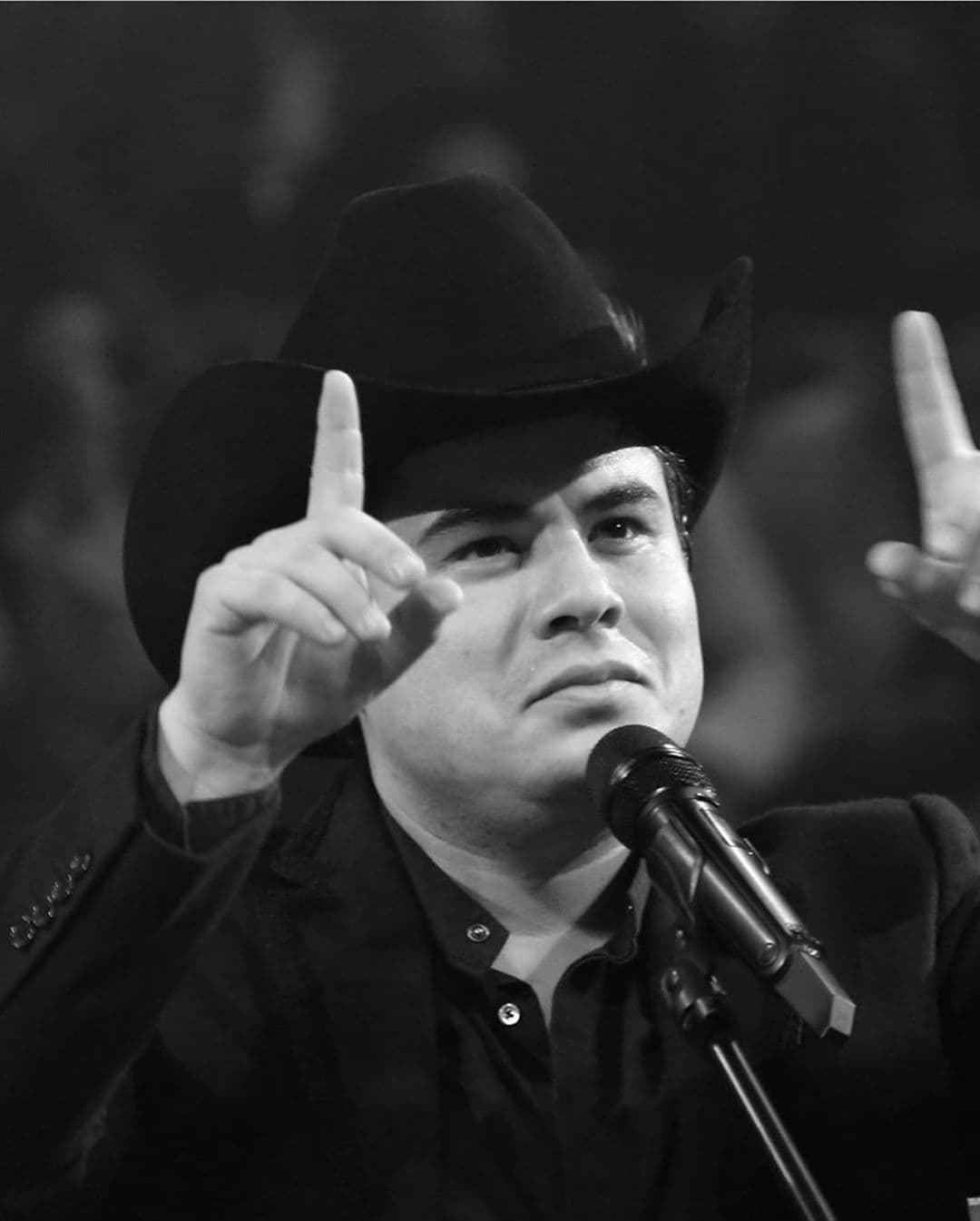 El senncillo "Medalla de Plata" fue uno de los últimos sencillos oficiales que se desprendió del aclamado disco "El Día de los Muertos", publicado en octubre de 2019.