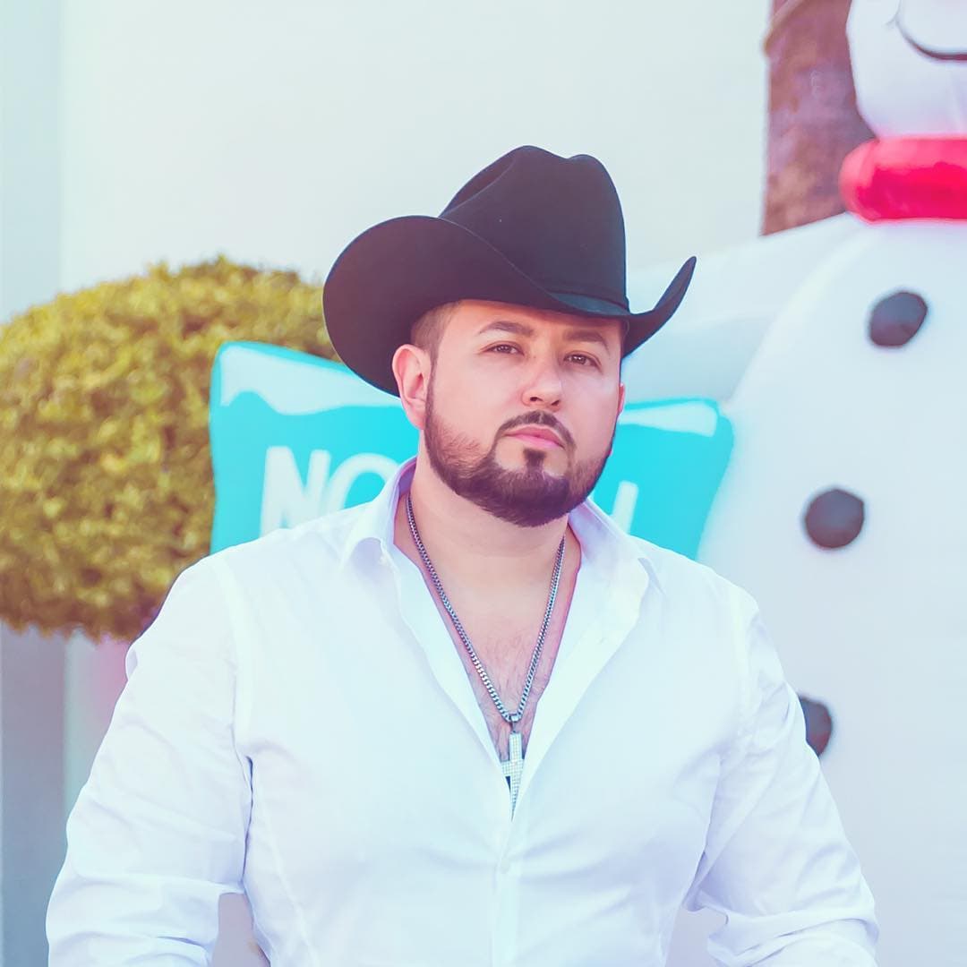 El intérprete de narcocorridos, quien es compadre de Amaya, narró que el actor podría regresar a las pantallas en este 2019.