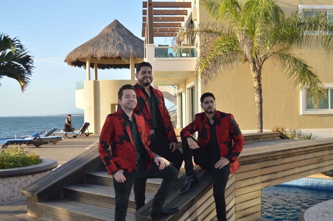"Estamos sumamente agradecidos con todo el público que nos sigue desde el comienzo y los que se han unido en el camino. La Adictiva existe gracias a ustedes y nuestra música se la entregamos con toda el alma para que la disfruten de principio a fin. Gracias por acompañar a La Adictiva durante tantos años con sus distintas generaciones. Les aseguramos que lo mejor aún está por venir”, expresaron Memo Garza, Isaac Salas y Jerry Corrales, cantantes de la formación.