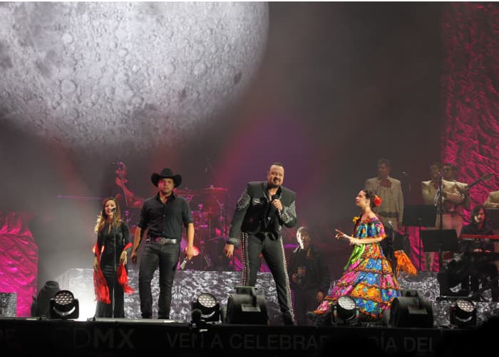 Pepe Aguilar estuvo acompañado por su hijos Ángela y Leonardo