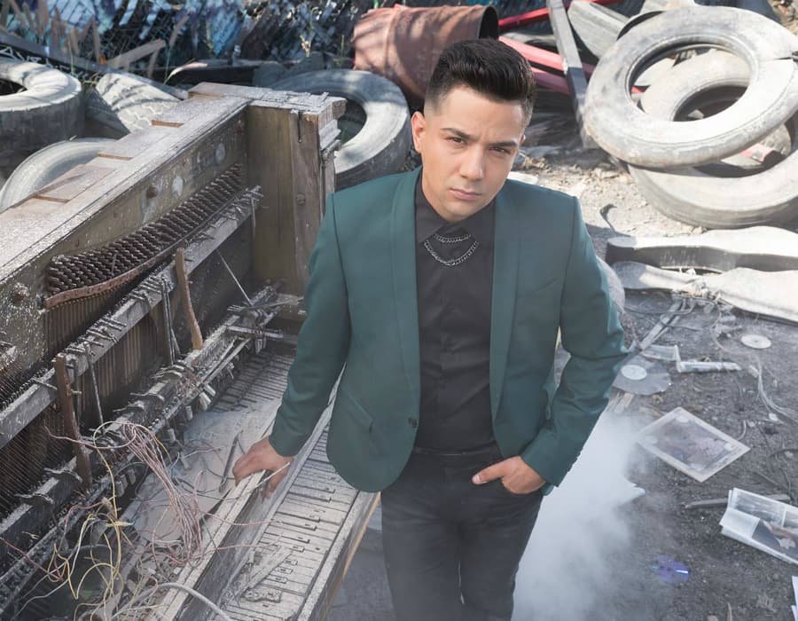 Luis Coronel afina los detalles de un nuevo sencillo
