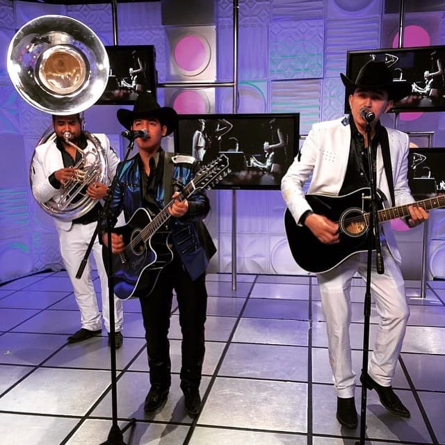 Algunos de los hits musicales que dejó de Ariel Camacho fueron "El Karma", "Te Metiste", "El Toro Encartado", "Entre Pláticas y Dudas", "Rey de Corazones", "Hablemos", "La Vida Ruina" y "Yo Quisiera Entrar", entre otros muchos más que marcaron al género sierreño