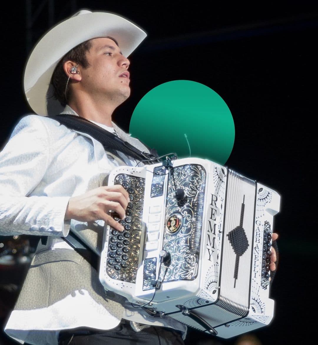 Actualmente, Remmy Valenzuela promueve su último disco "80 Por Ciento Mío" y se presenta por la República Mexicana.