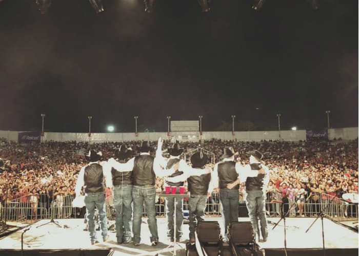 Intocable le canta a las mamás antes más de 40,000 personas