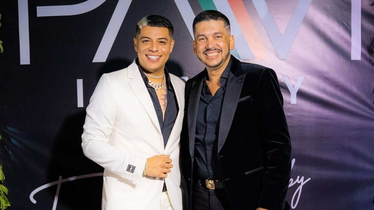 Luis Ángel ‘El Flaco’ se puso guapo y ya estrenó su playera de Eduin Caz