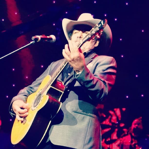 En su natalicio 69, el llamado "Rey del Jaripeo", Joan Sebastian, sigue siendo una fuente de inspiración para estrellas de la música como Calibre 50, Alejandro Fernández, "El Flaco" y más.