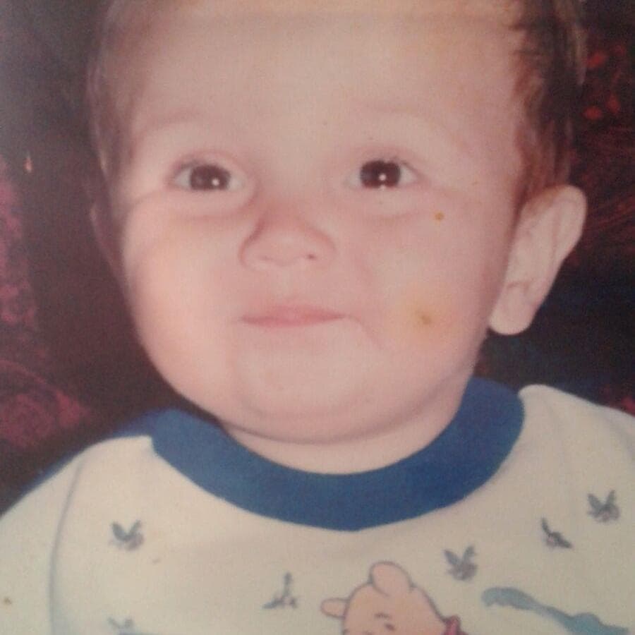 Edén Múñoz, líder de Calibre 50, tiene un gran parecido a su pequeño Emilio.