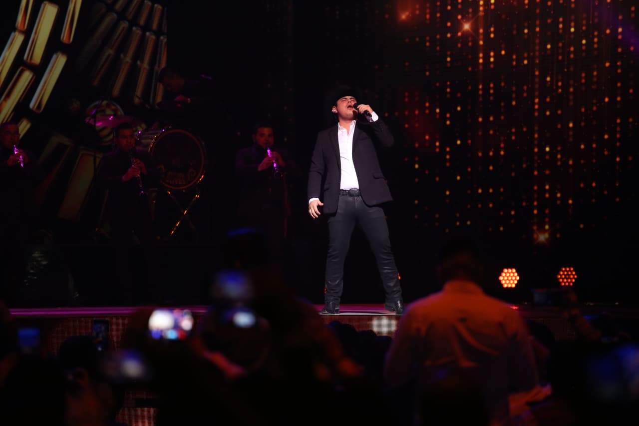Alfredo Olivas se lleva el Disco del Año en los Premios Bandamax
