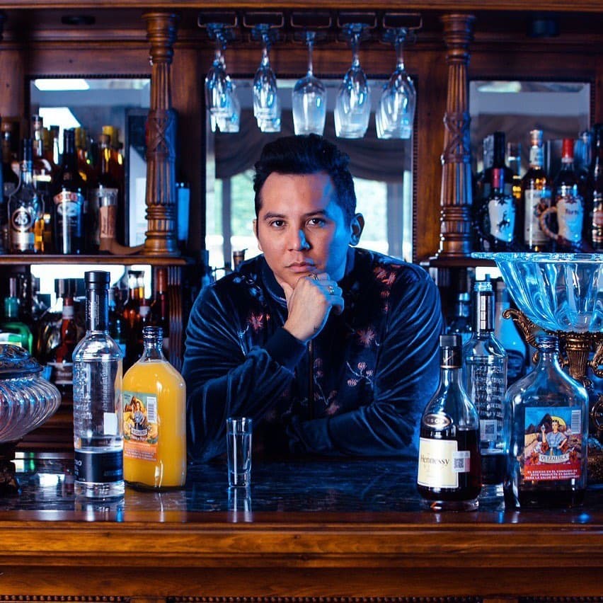 El video oficial de "Ni Mil Borracheras" se estrenó el pasado 29 de mayo.