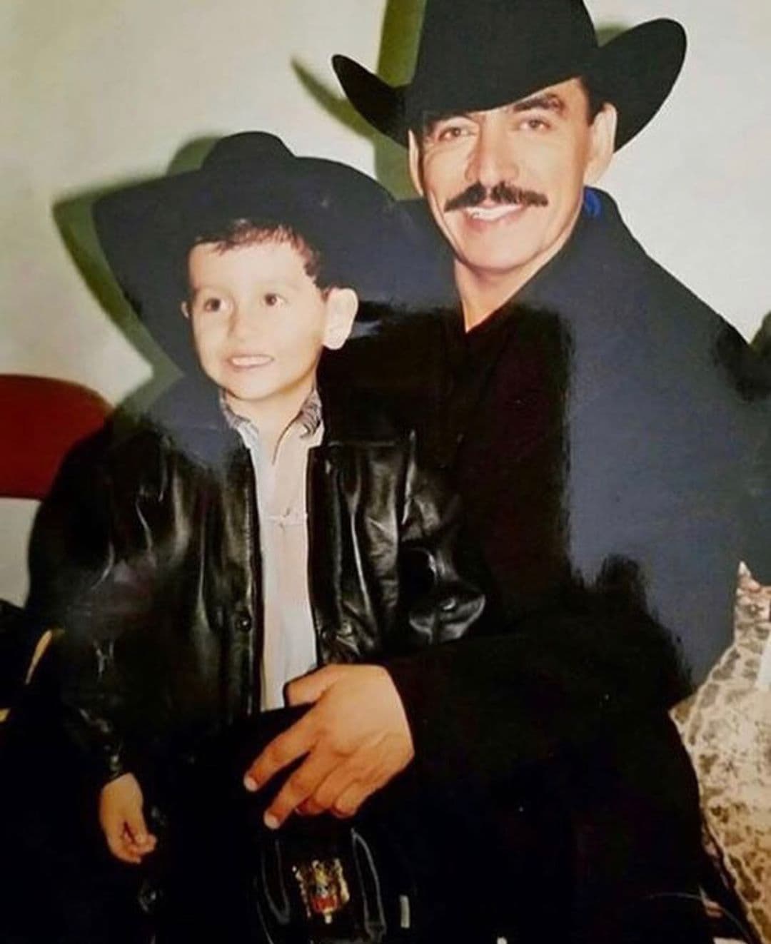 Julián Figueroa, hijo del cantautor, recordó a su padre con un emotivo mensaje. "Fue un privilegio coincidir en este camino con un ser tan hermoso como tú. Mucho tiempo estuve enojado por tu partida, pero ahora entiendo que la luz que brilla con el doble de intensidad dura la mitad de tiempo y tú brillabas más que el mismo sol".