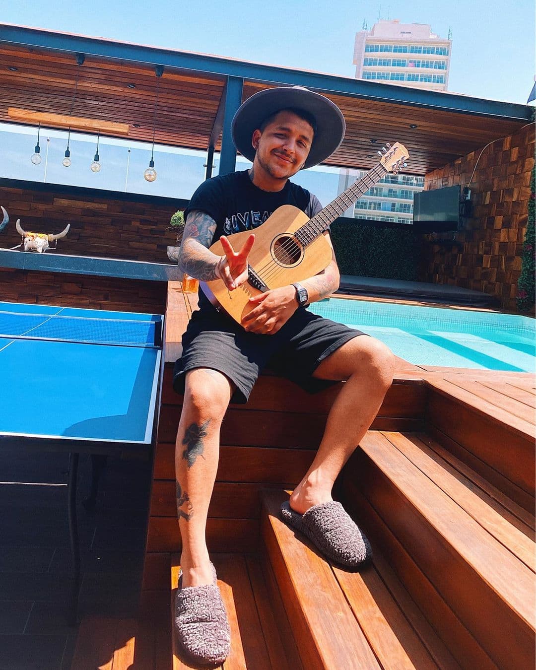 Christian Nodal lanzó recientemente el tema y video de "AYAYAY!".