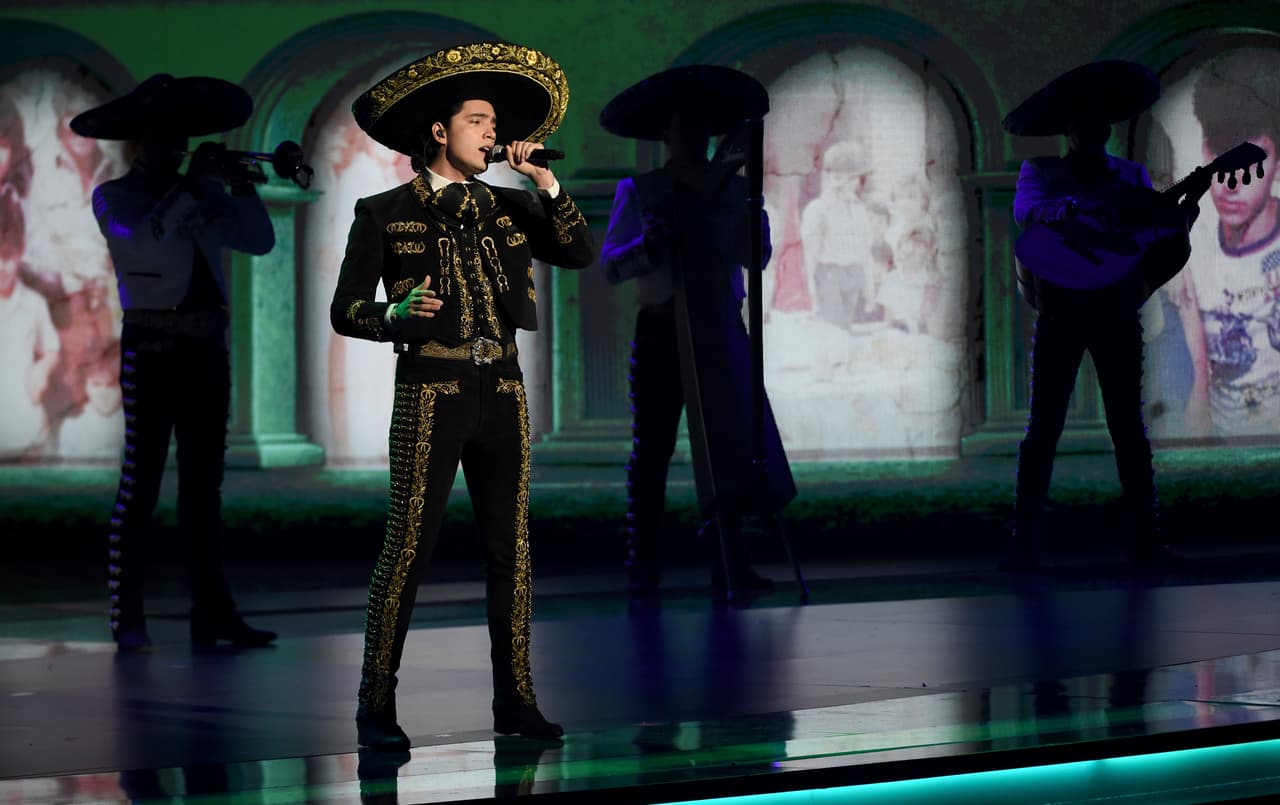 Alex Fernández apareció en el escenario del MGM Grand Garden Arena para cantar su tema debut “Te Amaré”.