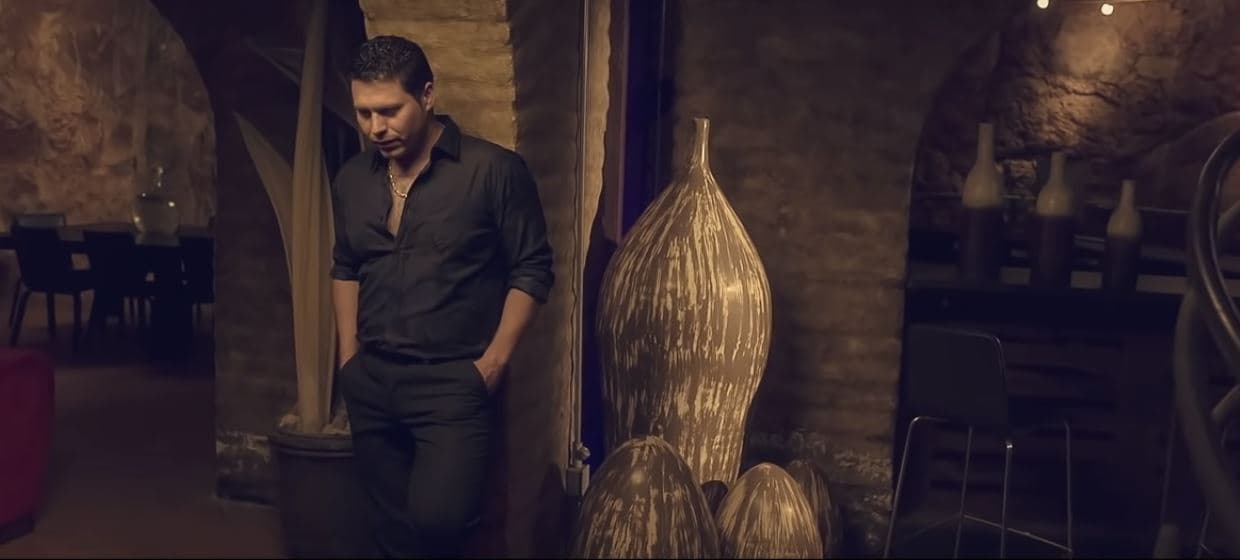 Walo Silvas da cátedra de cómo ser todo un donjuán en el clip de "Hermosa Experiencia", el cual tiene más de 448 millones de reproducciones.