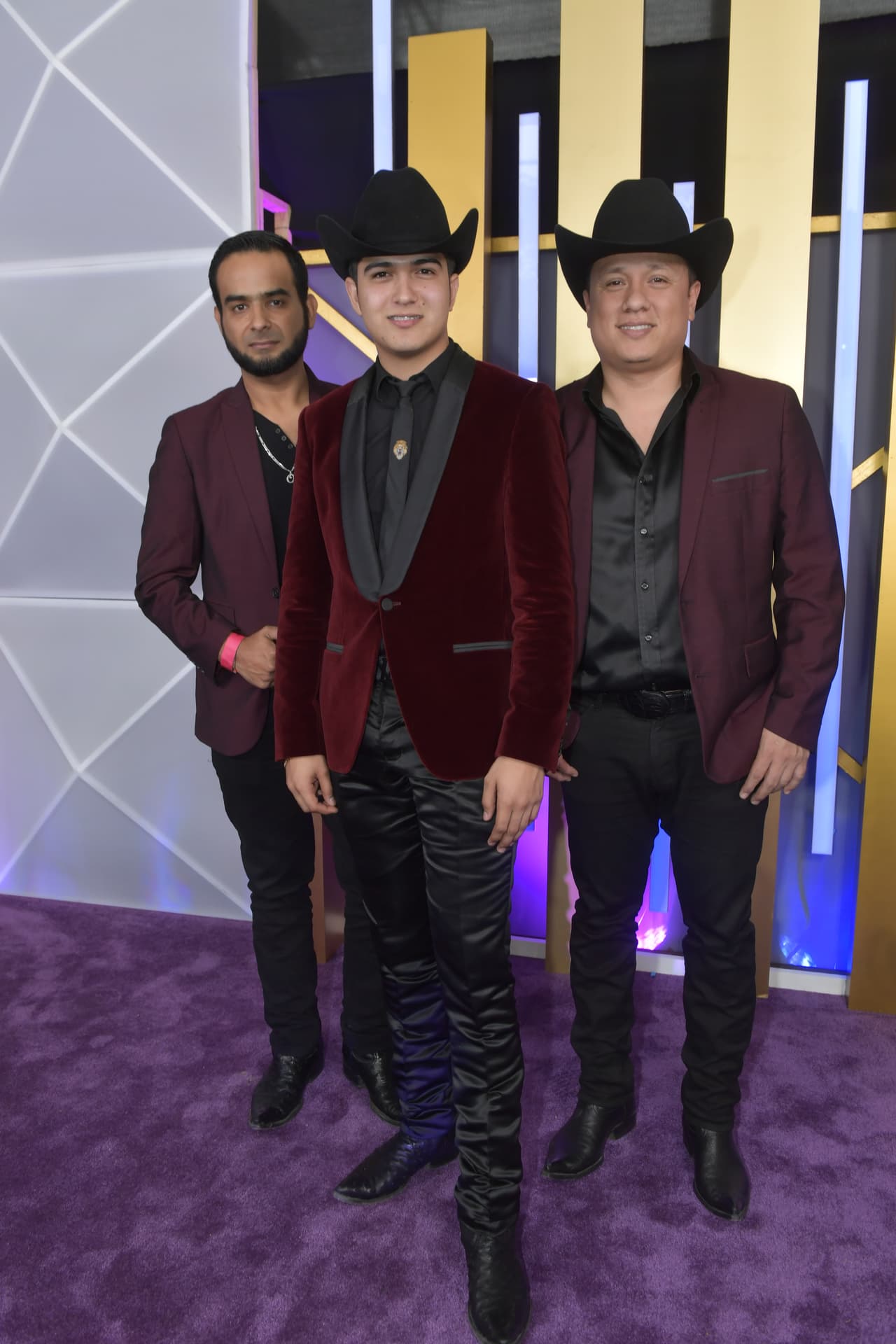 Ulices Chaidez y sus Plebes desfilaron por la Alfombra Morada.