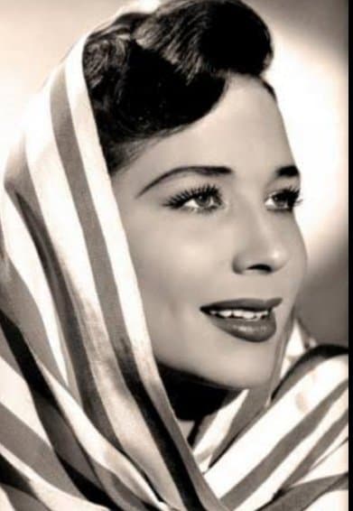 A los 90 años, Flor Silvestre, la matriarca de los Aguilar, falleció rodeada por su familia en su famosa casa. Descanse en Paz.