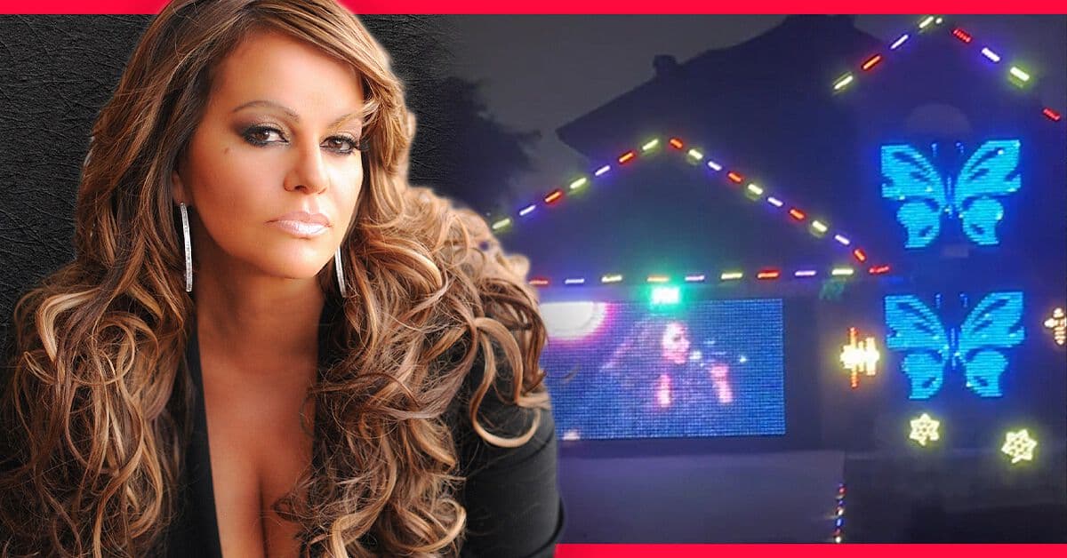 Jenni Rivera aparece como la estrella en la decoración navideña de una casa