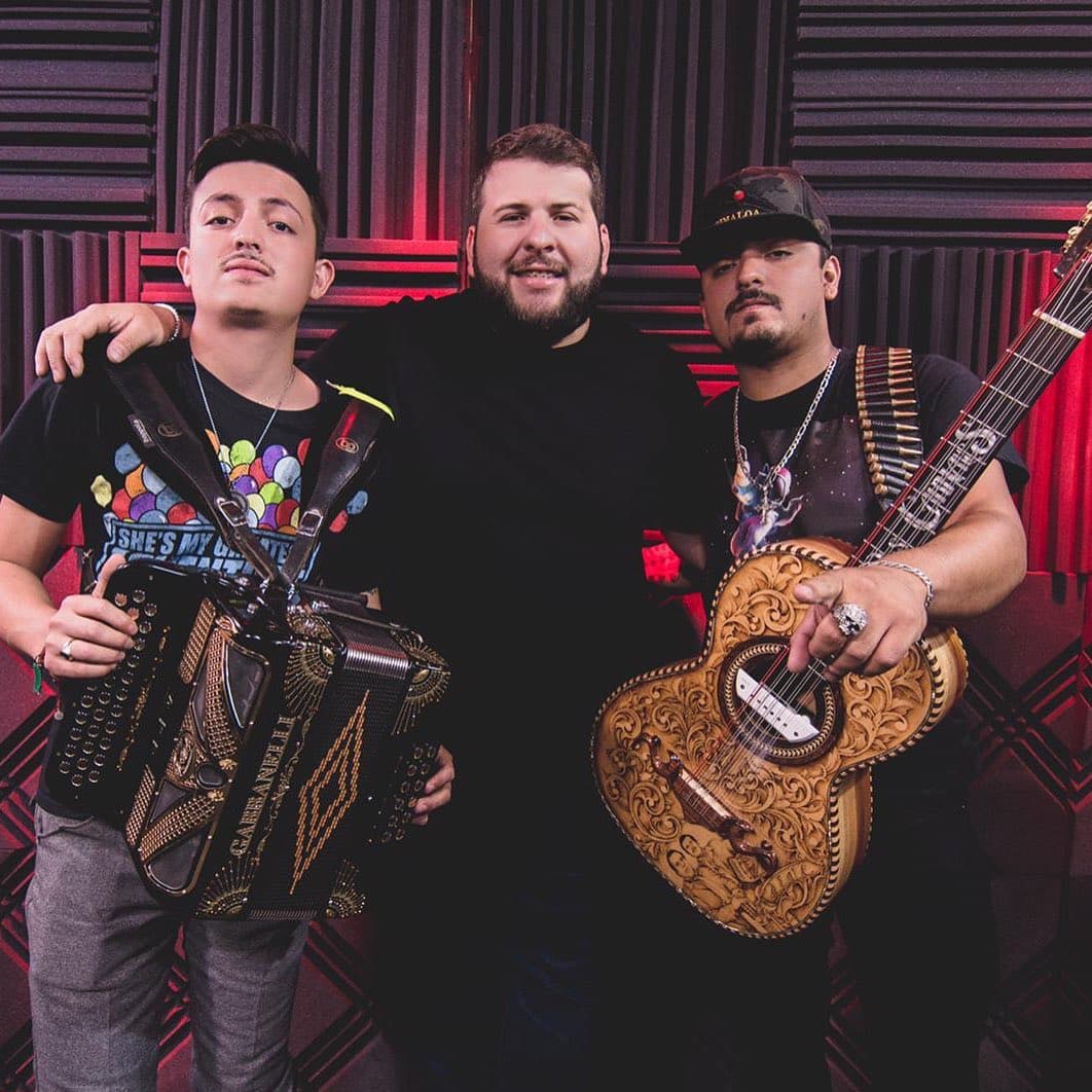 Próximamente, Los Dos Carnales lanzarán un disco con El Fantasma de corridos inéditos.