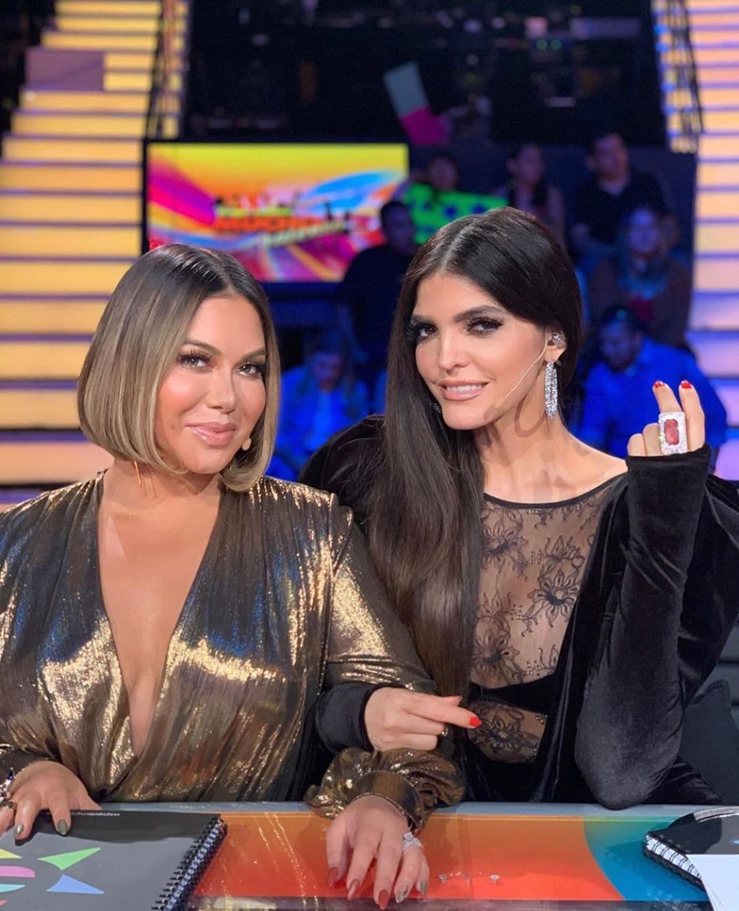 Además de protagonizar junto a su familia el reality "The Riveras", la cantante forma parte del jurado de "Tengo Talento Mucho Talento", donde comparte créditos junto a Ana Bárbara.