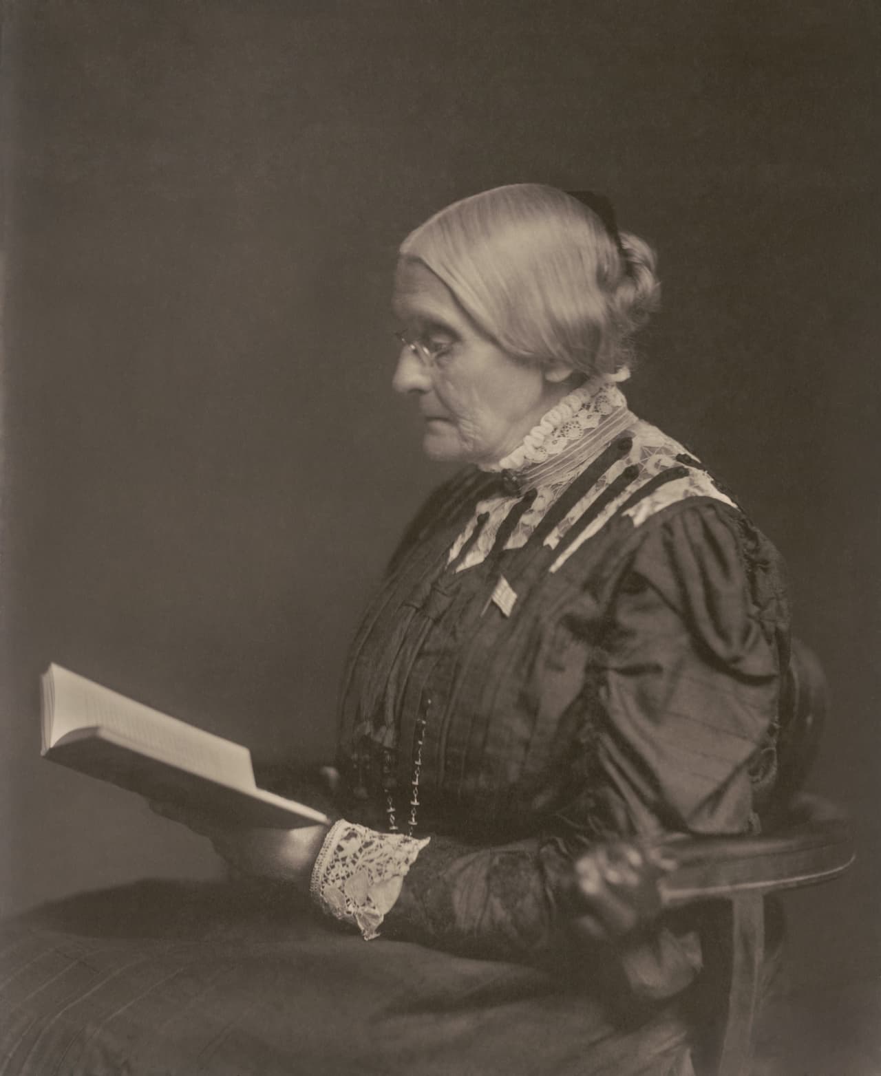 Susan B. Anthony votando ilegalmente: En 1872 Susan B. Anthony, norteamericana defensora de los derechos de las mujeres, decidió votar en una elección a manera de protesta contra un gobierno que seguía sin reconocer el derecho de las mujeres a elegir a sus líderes políticos.