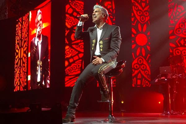 El hijo de Vicente Fernández mezcló su faceta pop con mariachi y algunos temas en acústico.