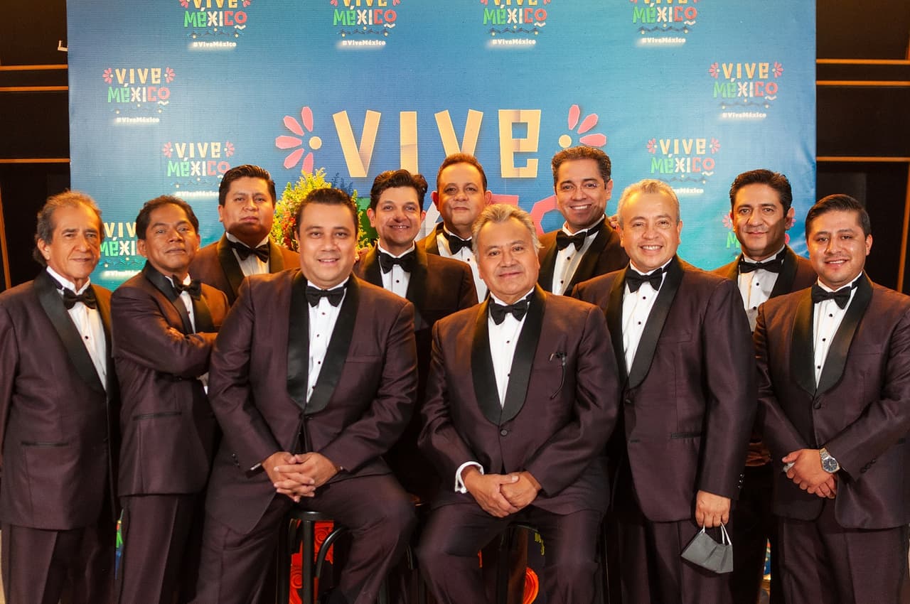 Vive México se engalana con la presentación de La Sonora Santanera, la agrupación se caracteriza por ser una de las propuestas que representan a nuestro país a nivel internacional. Algunos de sus éxitos más importantes son: “La Boa”, “El Ladrón”, “Pena Negra”, entre otros.