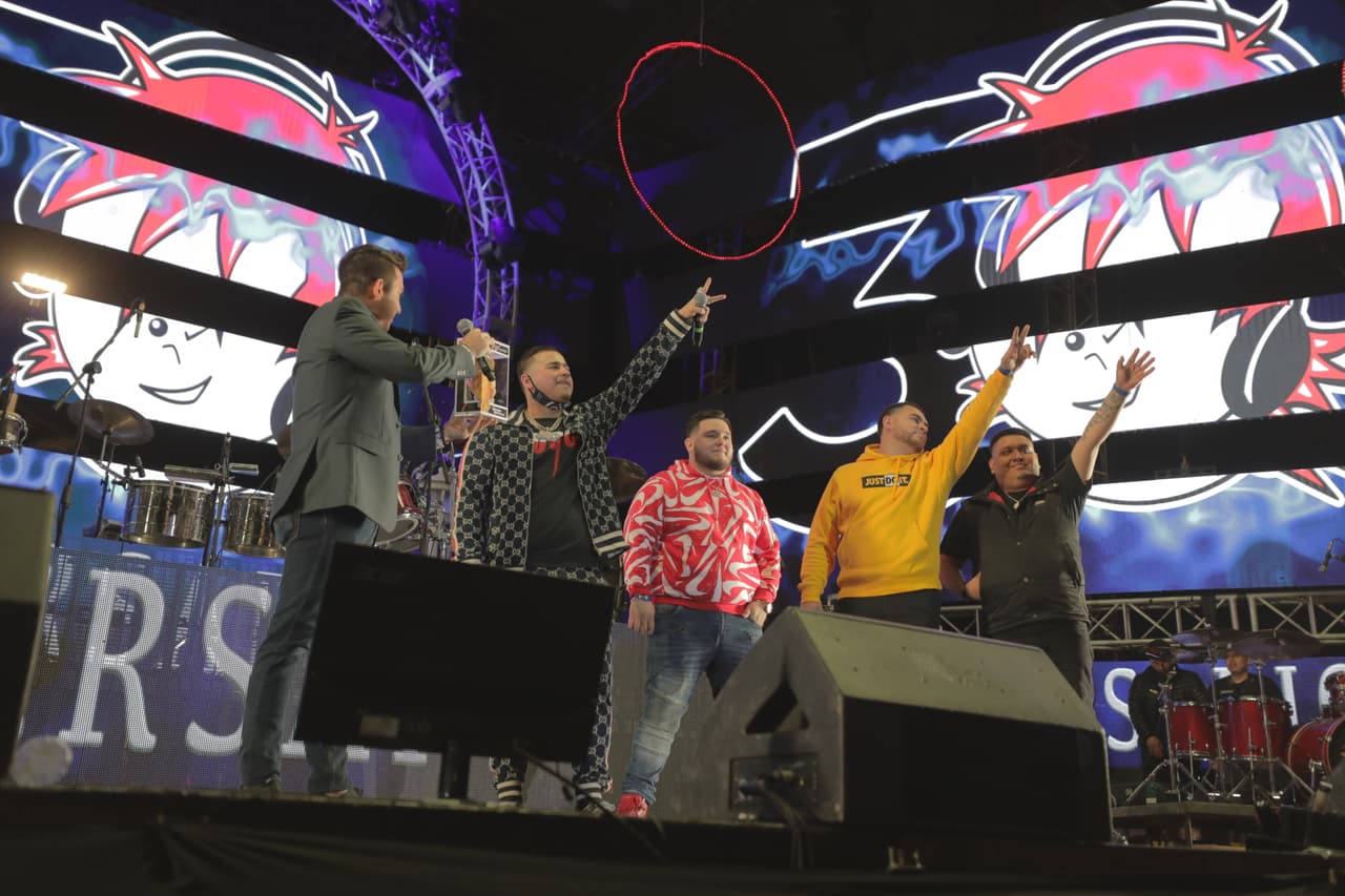 Junto a La Explosiva Banda de Maza, la agrupación californiana puso a cantar a todos con sus corridos. "Radicamos en South Central", "Sigo Chambeando" y "Malos Pasos" fueron algunas de las canciones que sonaron.