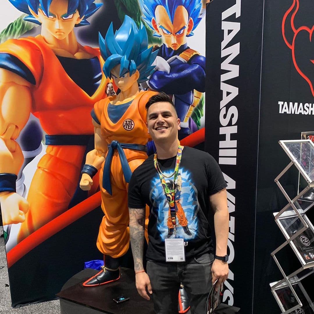 Fiel a su fanatismo por Dragon Ball, el intérprete de El Lujo de Tenerte fue captado junto a una figura de Gokú de tamaño real.