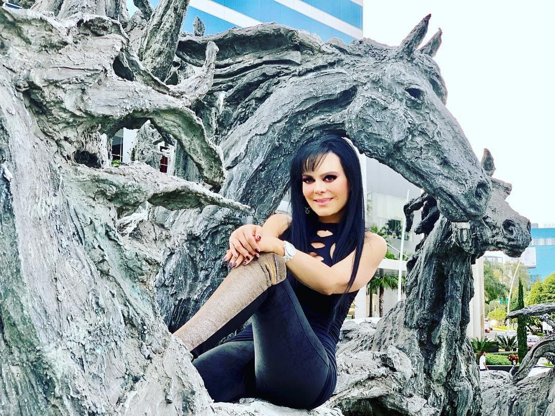 A sus 59 años, Maribel Guardia luce una figura envidiable que sigue cautivando a sus seguidores.