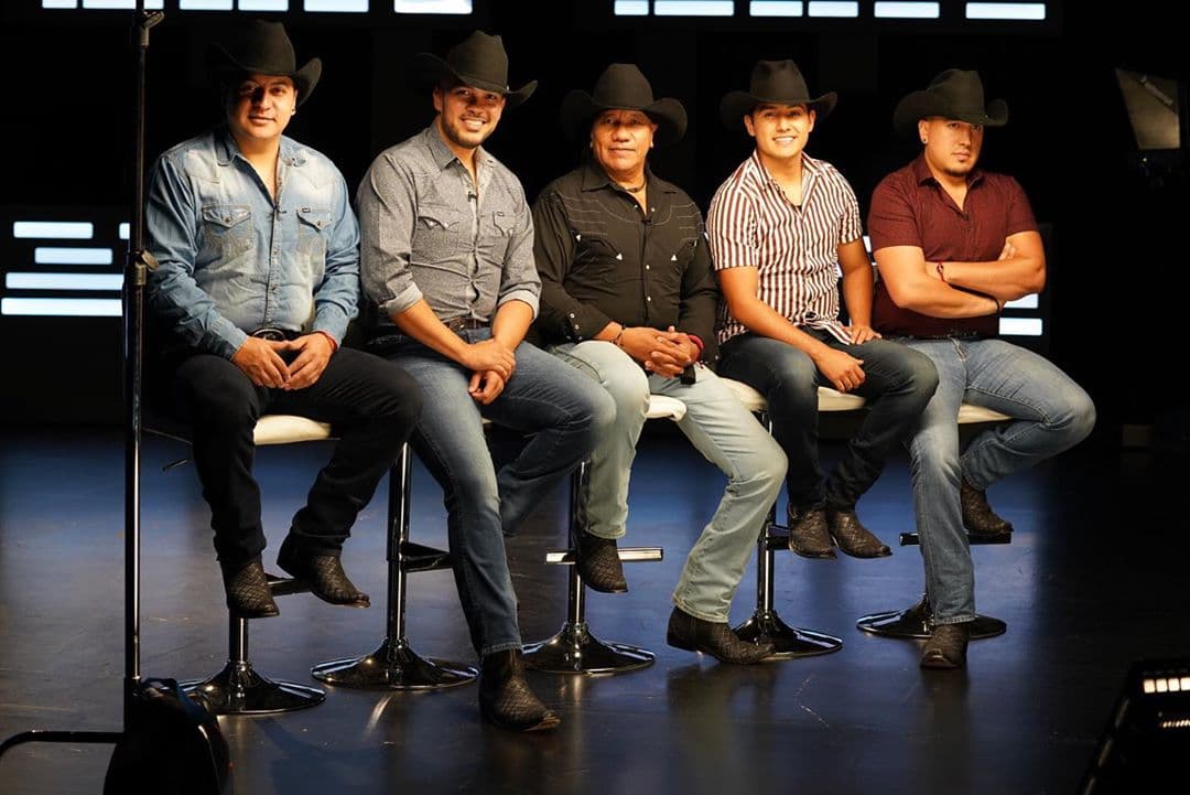 Mejor Canción Regional Mexicana. El tema "Alguien Mejor Que Yo", escrito por José Luis Roma, viene en el disco Por "Más" de Bronco.