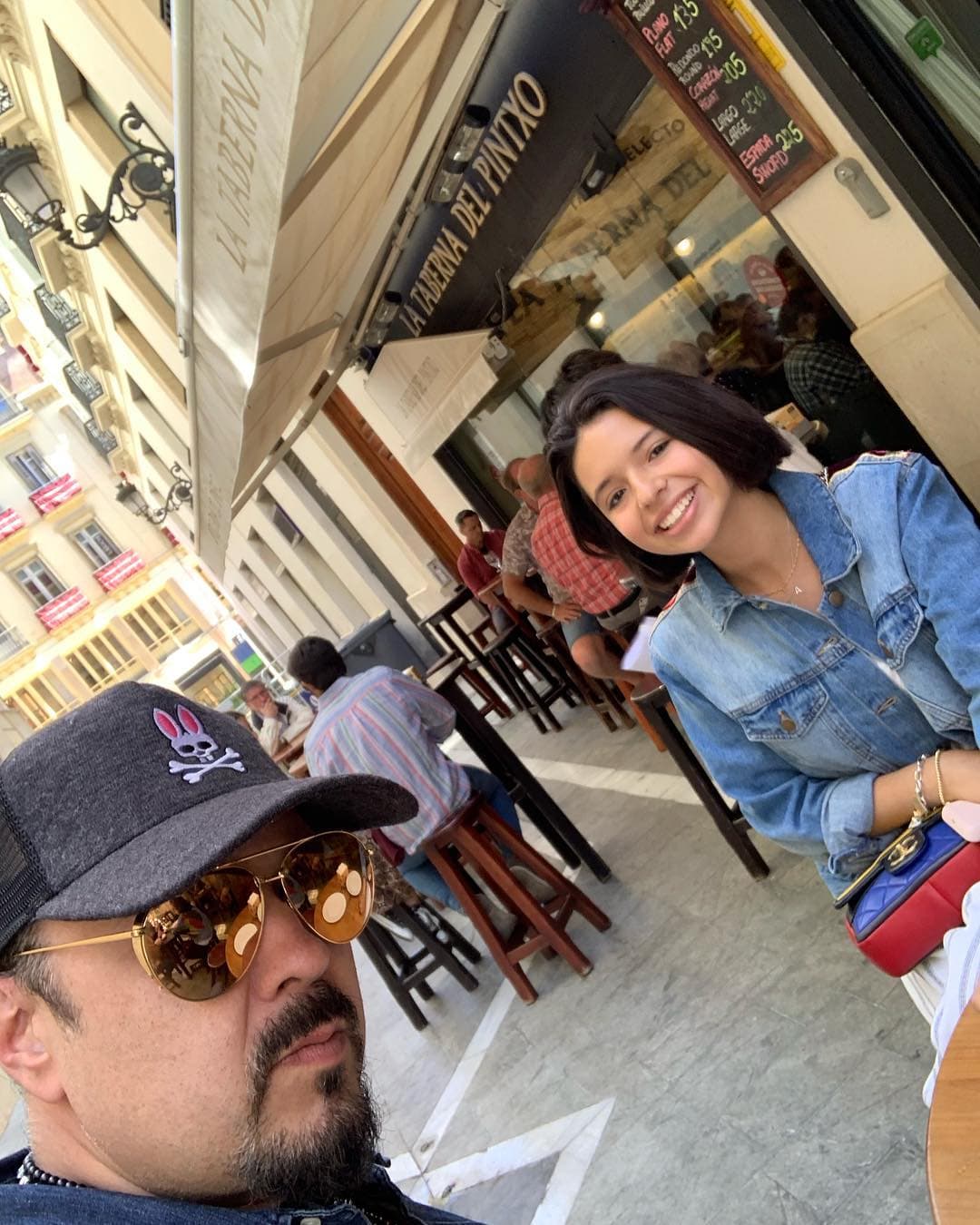Pepe Aguilar y su hija, Ángela Aguilar, disfrutan las vacaciones en Valencia, España.