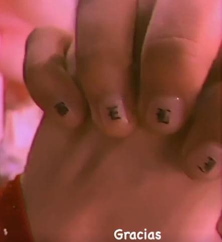 “Belinda” se lee en las uñas de Nodal, mientras las uñas de la cantante se leía “Nodal”.