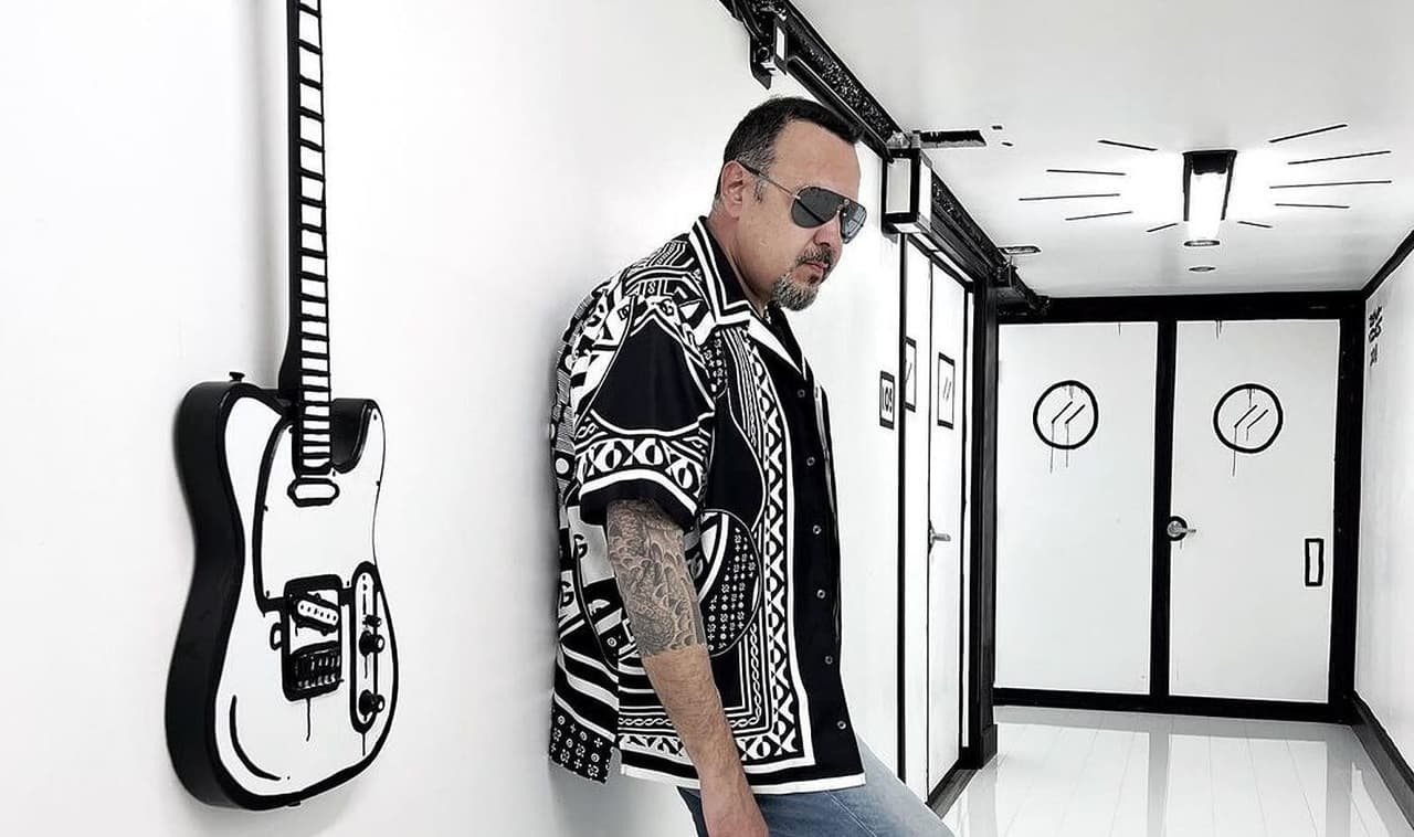 Pepe Aguilar aparece en la portada de una importante revista