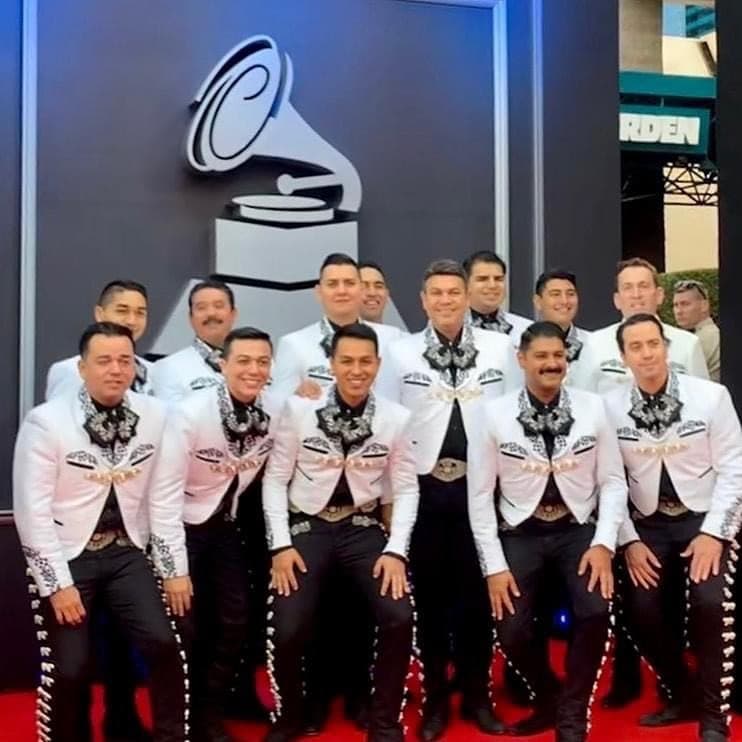 Mariachi Sol De México de José Hernández fue otra de las grandes sorpresas en esta categoría, su disco “Bailando sones y huapangos con mariachi Sol de México de José Hernández” es considerado como uno de los mejores álbumes del año por la academia.