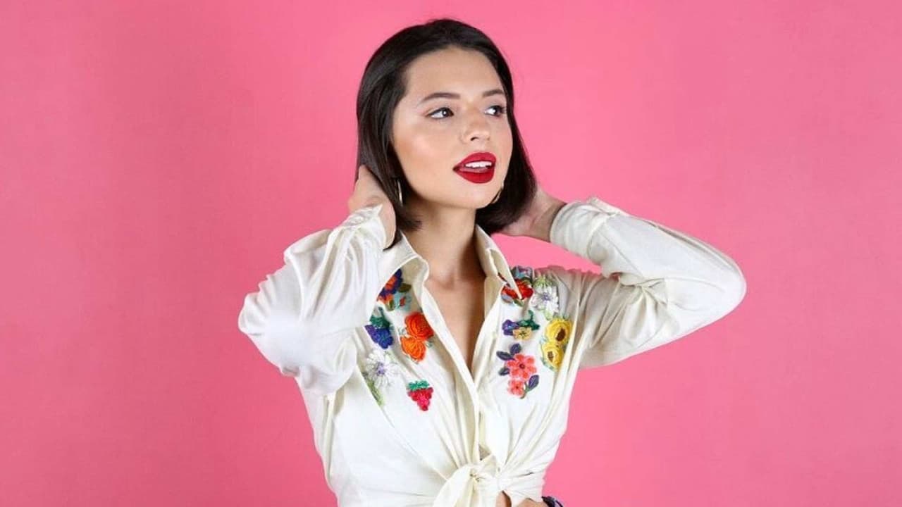 Ángela Aguilar deslumbra con su porte en su nuevo video