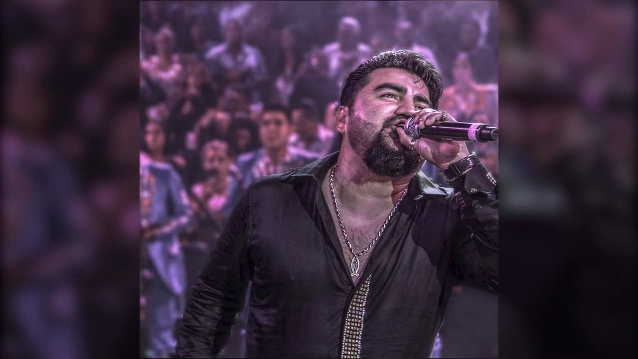 Con orquesta, El Mimoso impacta con su interpretación de 'Perdóname'