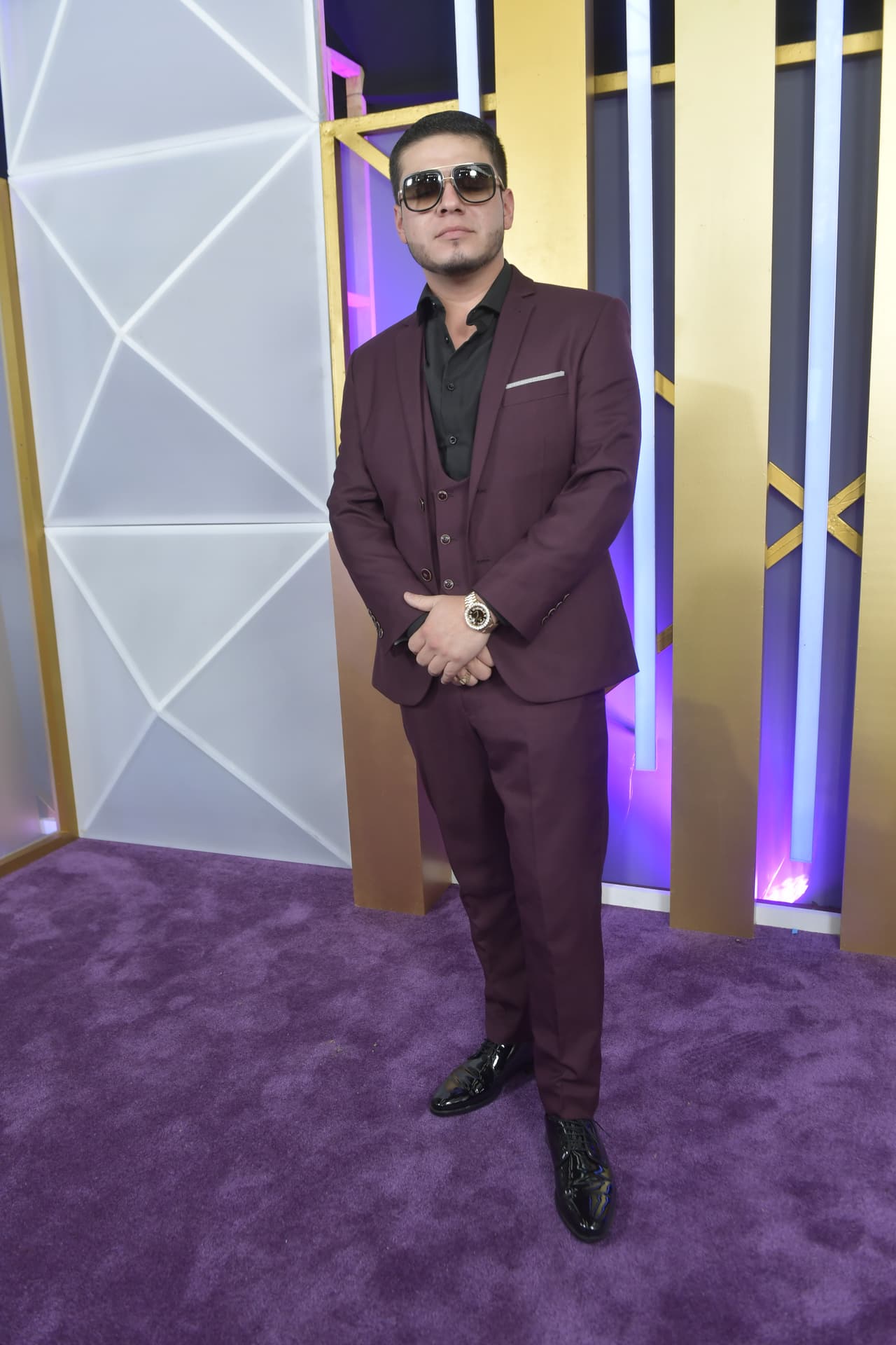 En la Alfombra Morada de los Premios Bandamax 2018, el cantante Lenin Ramírez señaló que aunque a veces por el ritmo de trabajo padece, al final se la pasa bien.