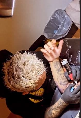 Varios de los tatuajes que porta el cantante significan logros que ha tenido en su corta carrera y la importancia de los éxitos que ha escrito y que han sido muy bien recibidos por sus seguidores.