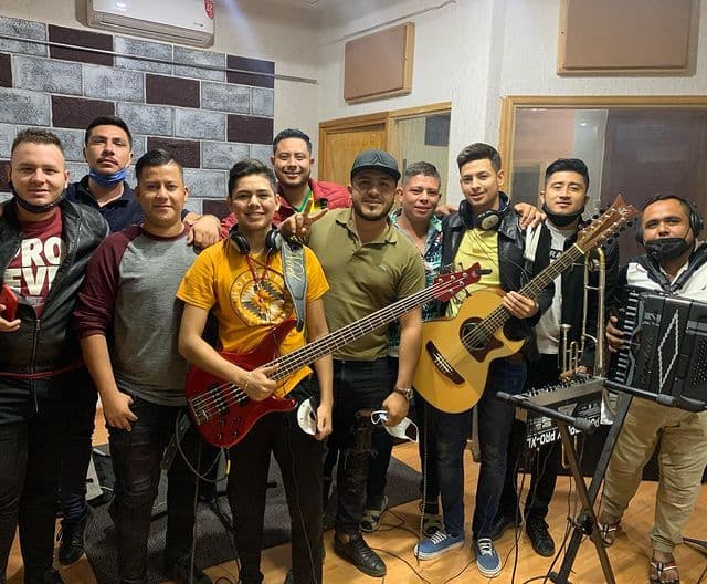 Su sencillo "El Albañil" se convirtió en un éxito y en "coro" de todas las personas que se dedican a la construcción.