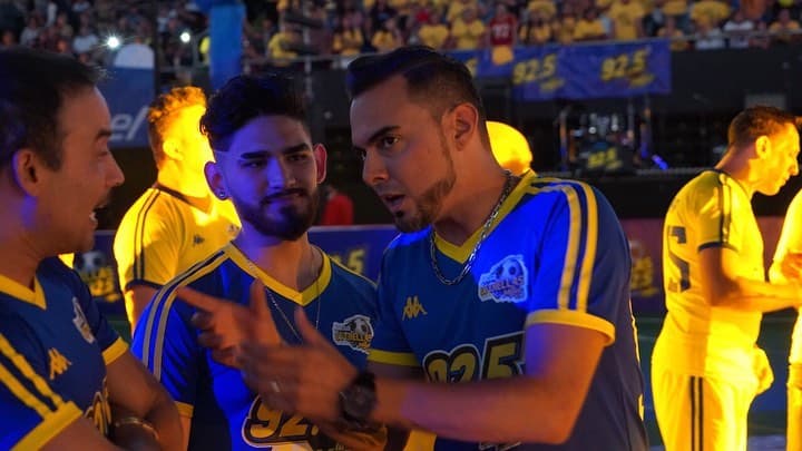 Antes de iniciar el juego se brindó un minuto de aplausos en memoria de Celso Piña, quien falleció a los 66 años.